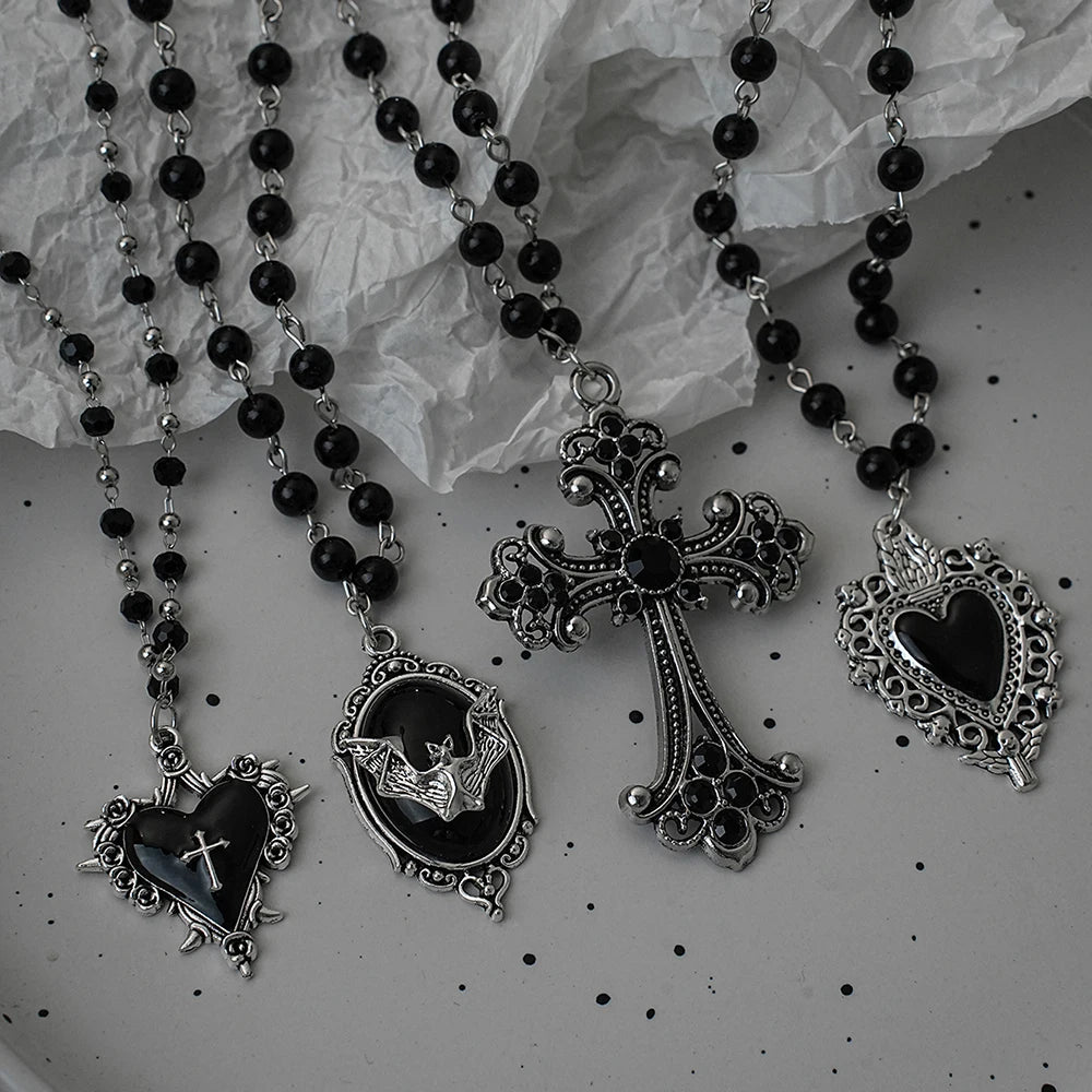 Gothic Fledermaus Kreuz dunkler Anhänger Halskette Set, Y2K personalisierte Thorn Love schwarze Perle gestapelt Halskette Set, geeignet als Halloween G So ist Leben