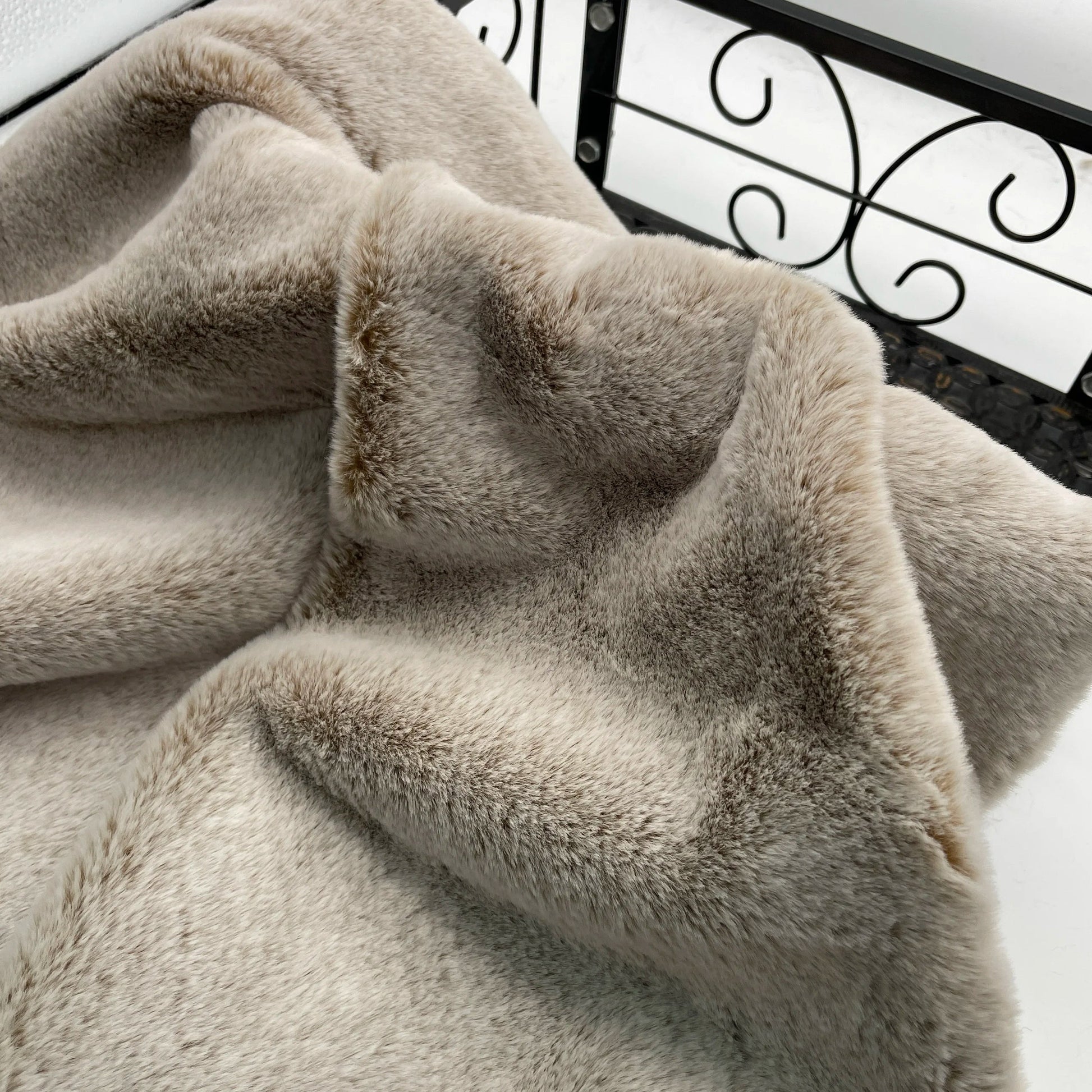 1 cm Haarhöhe Frost auf weißem Gras Weißes spitzes Fell Nachahmung Otter Kaninchenfell Warmer langer Plüschstoff DIY Kleidungsstoff So ist Leben