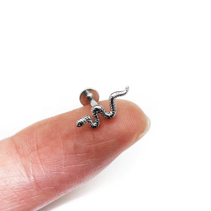 Modernes Zirkon‑Piercing mit klarer Form und Stil So ist Leben