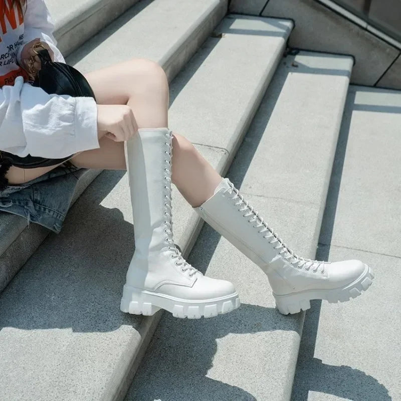Damen-Stiefel mit mittlerer Wade, gepolsterte Schuhe, kniehohe Winter-Sneaker, Punk-Stil, Militär, lässig, Weiß, Schwarz, 2024, luxuriöse Plattform für Damen So ist Leben