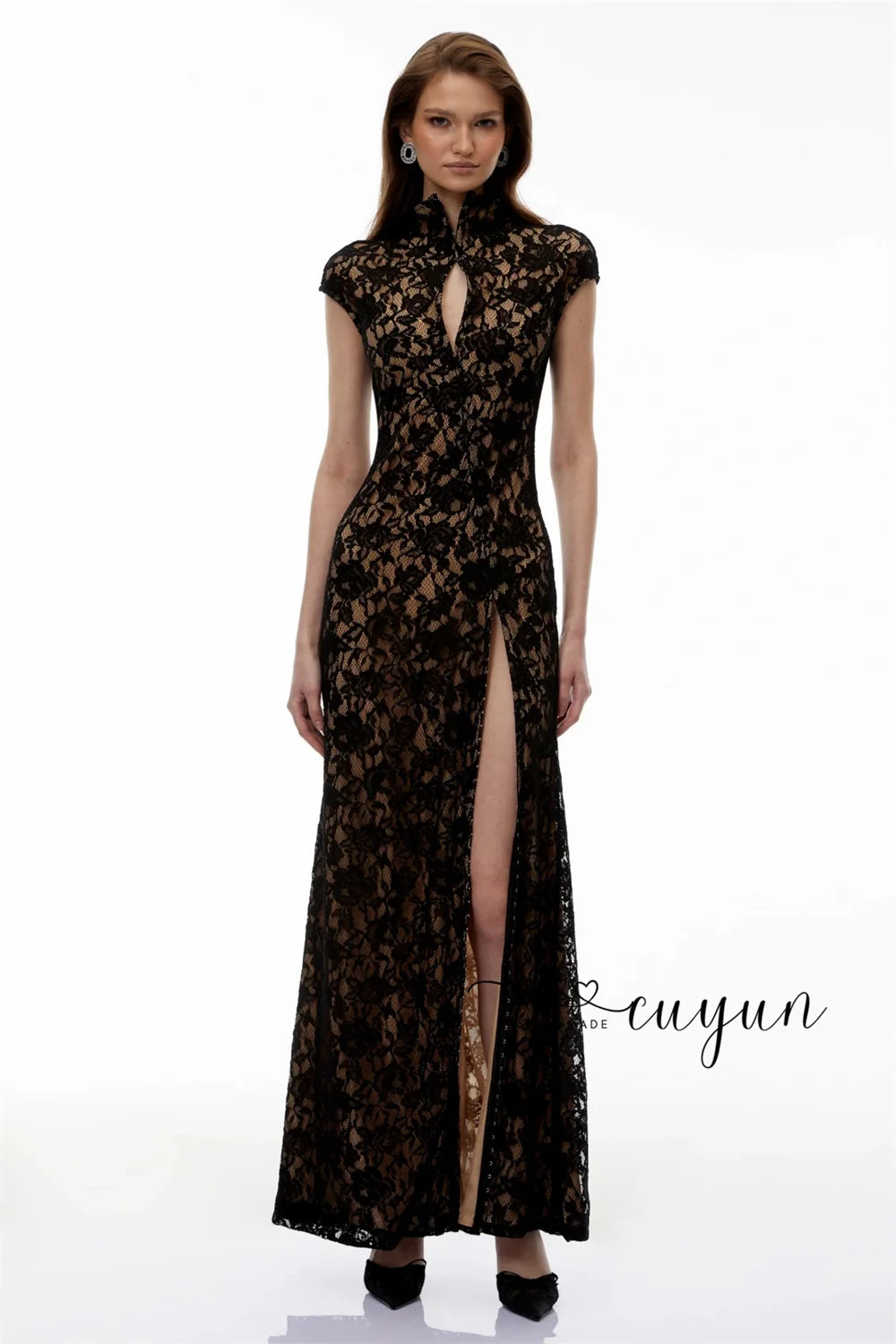 CUYUN Elegantes Schwarzes Abendkleid mit Blumenspitze, Stehkragen, hohem Schlitz, Meerjungfrauenrock, Stretch-Spitze, figurbetontes Maxikleid für Cocktail- und Abschlussball. So ist Leben