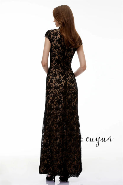 CUYUN Elegantes Schwarzes Abendkleid mit Blumenspitze, Stehkragen, hohem Schlitz, Meerjungfrauenrock, Stretch-Spitze, figurbetontes Maxikleid für Cocktail- und Abschlussball. So ist Leben