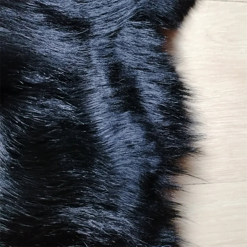 Eine ganze schwarze Schaffellmatte. Sofakissen aus Wolle. Eine einteilige Pelzmatte für den Schlafzimmerhocker. Pelzkragen für Lederjacke So ist Leben