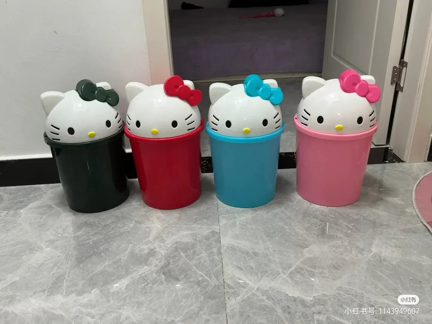 Hello‑Kitty Mülleimer aus Kunststoff im Sanrio Design - So ist Leben