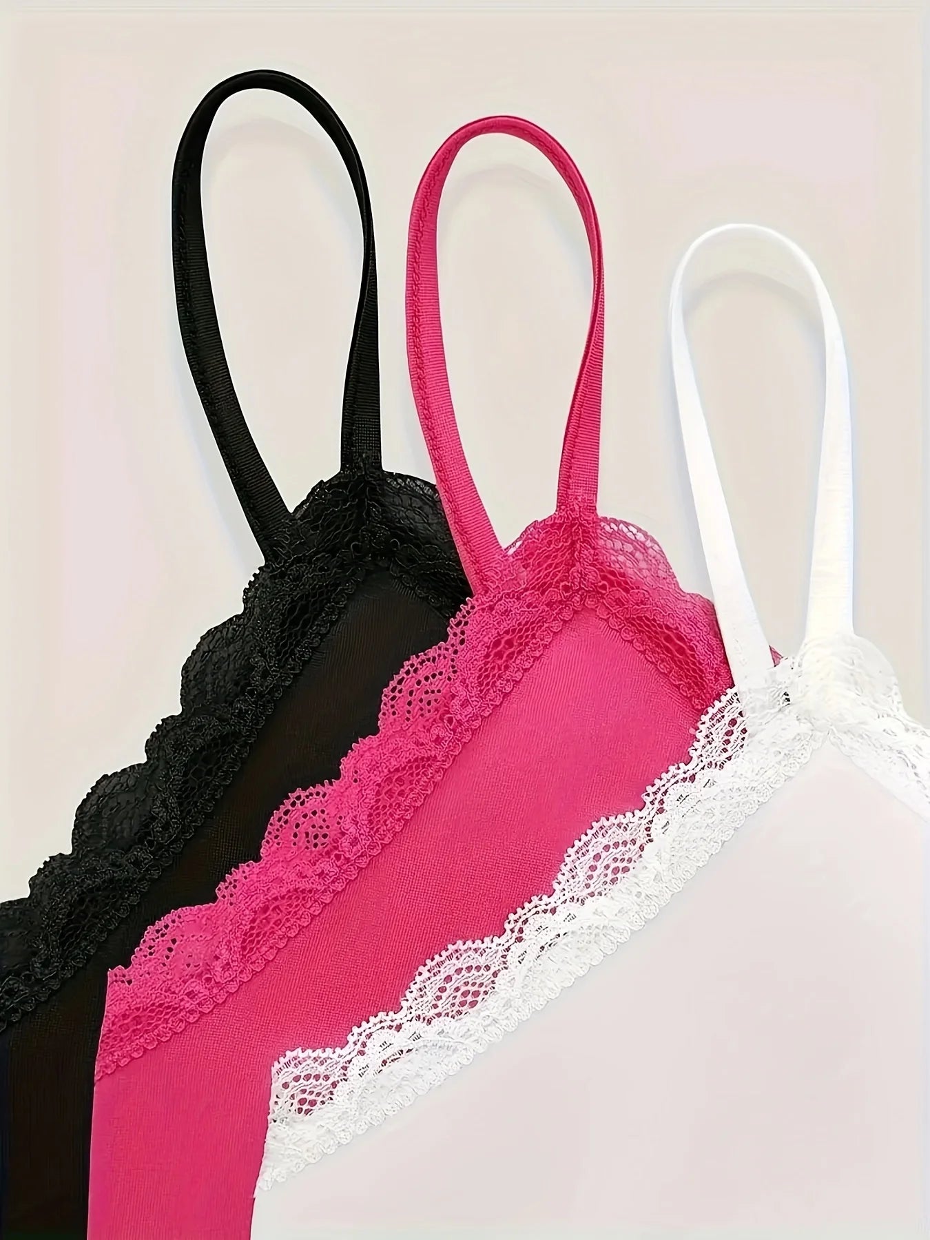 3-teiliges Damen-Set: Elegantes Cami-Top mit Spitzenbesatz, V-Ausschnitt, geraffter Vorderseite, Spaghettiträgern, schmal geschnitten, einfarbig, weich, dehnbar, Basic-Camisole So ist Leben