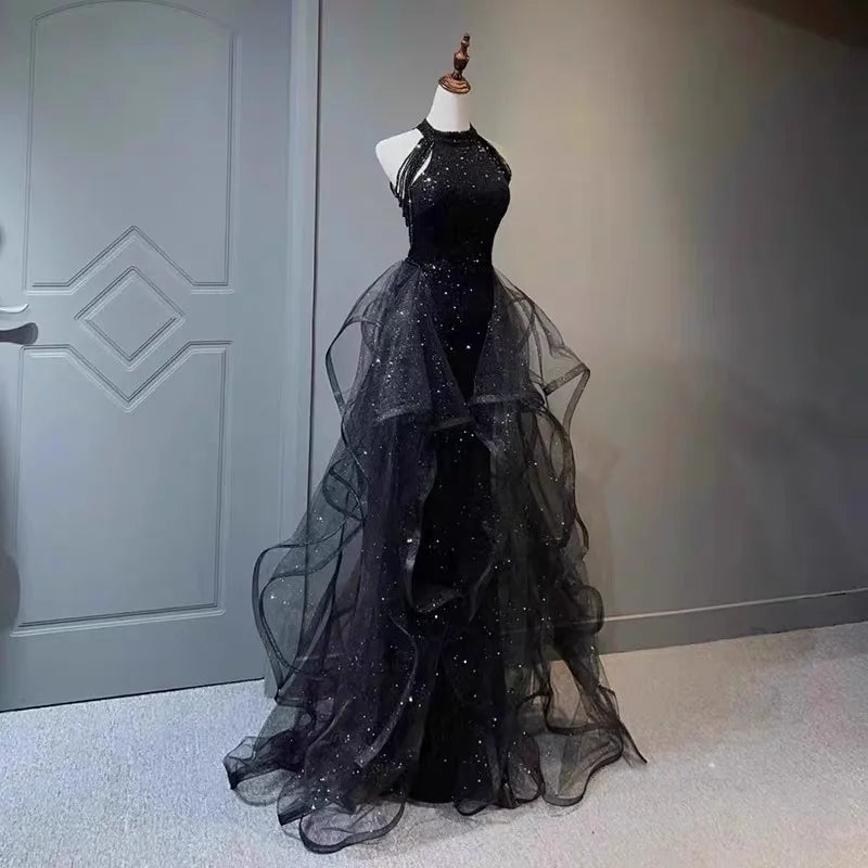 Elegante funkelnde marineblaue Abendkleider, Halt-Perlen-Partykleid, maßgeschneidertes Ballkleid 2025, abgestufte Roben de Soirée, Sweep-Zug So ist Leben