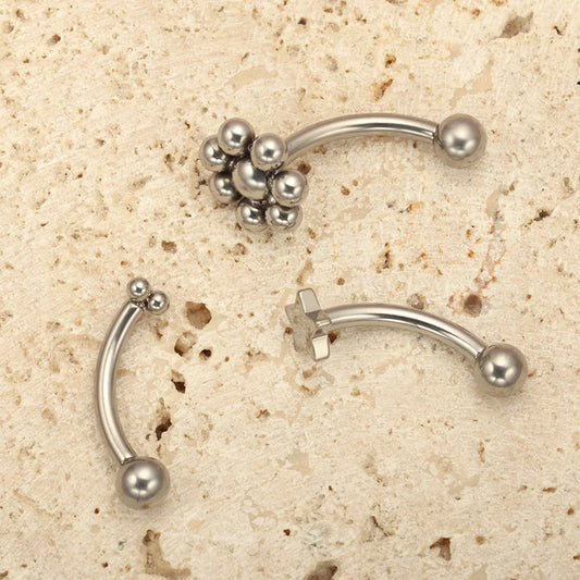 Großhandel ASTM F136 Titan Blumen Rook Piercing Sterne Augenbraue Intarsien CZ 16G Innengewinde Banane Gebogene Lippe Nabel Piercing So ist Leben
