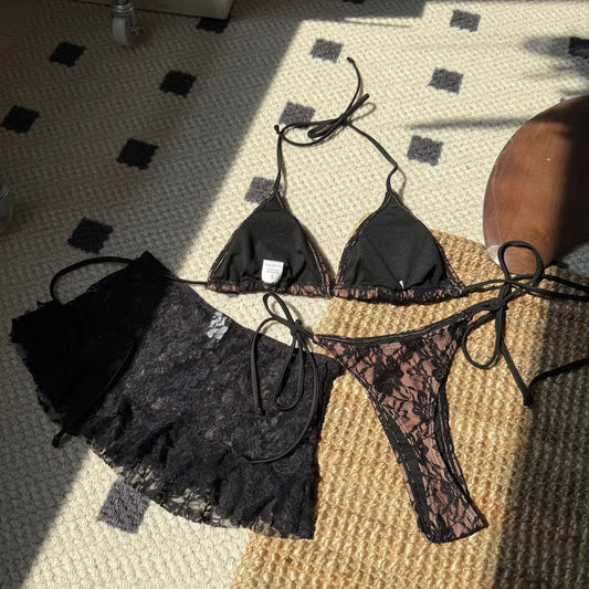 Sexy Spitze Micro Mini String Neckholder Krawatte Bikinis Sets 3 Stück mit Rüschen Minirock Schwarz Rot Farbe Bademode Badeanzug Badeanzug So ist Leben