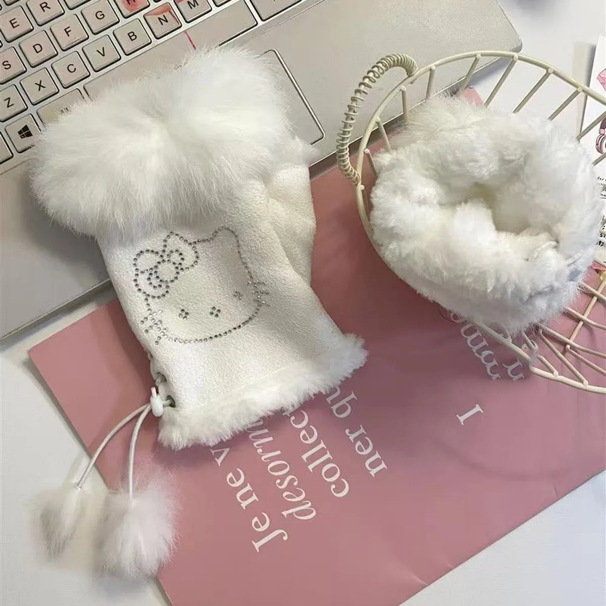 Sanrio Hello Kitty Leder-Halbfinger-Handschuhe aus Kaninchenfell, warme Winter- und süße Handschuhe, die kältebeständige Handschuhe schreiben So ist Leben