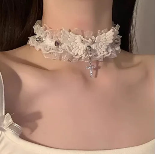 Gothic Spitze Halskette mit Schleife und Herzdetail - So ist Leben