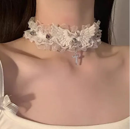 Gothic Spitze Halskette mit Schleife und Herzdetail - So ist Leben