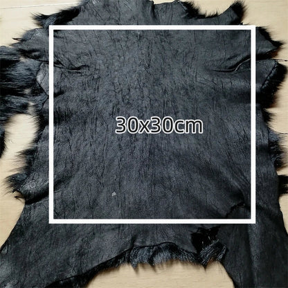 Eine ganze schwarze Schaffellmatte. Sofakissen aus Wolle. Eine einteilige Pelzmatte für den Schlafzimmerhocker. Pelzkragen für Lederjacke So ist Leben