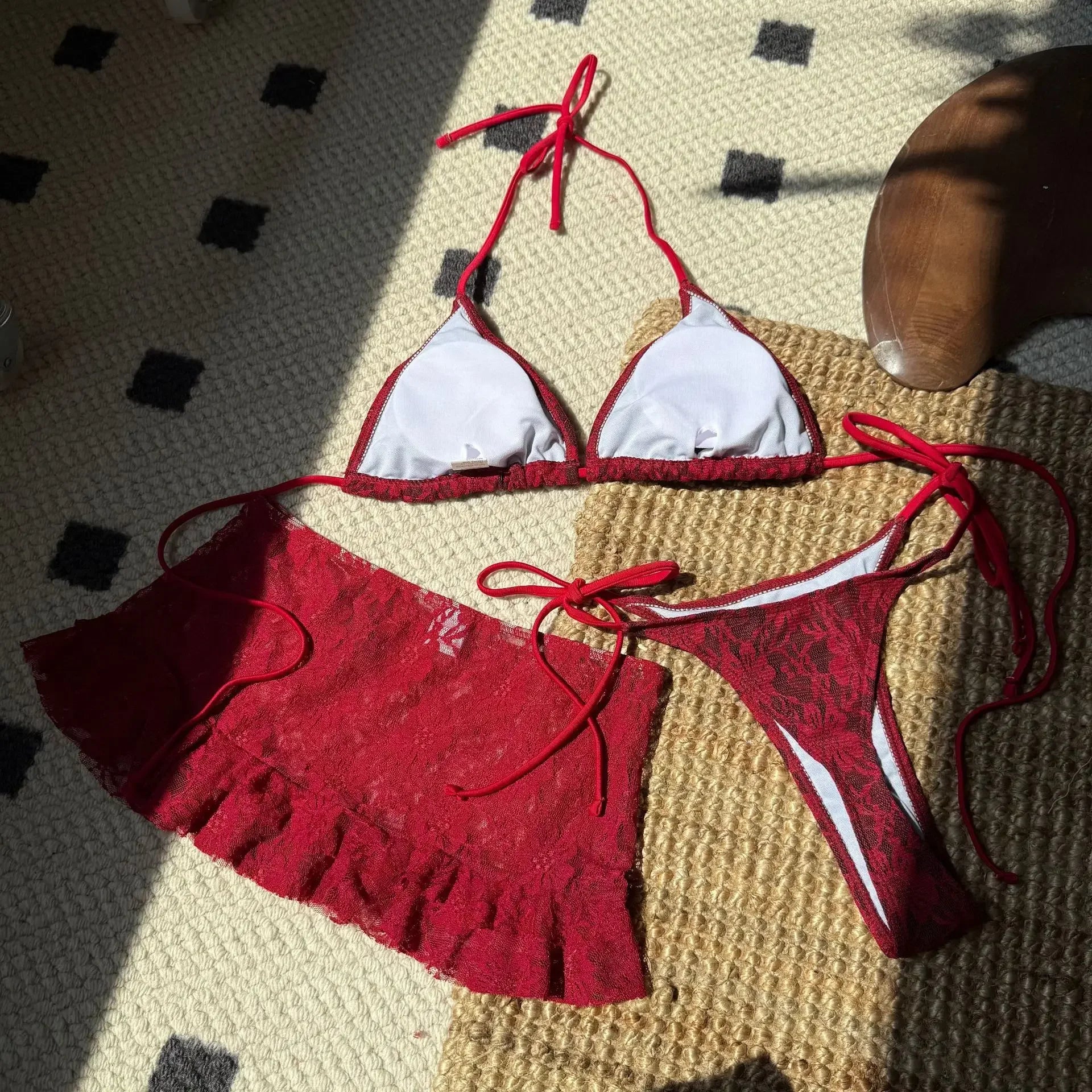 Sexy Spitze Micro Mini String Neckholder Krawatte Bikinis Sets 3 Stück mit Rüschen Minirock Schwarz Rot Farbe Bademode Badeanzug Badeanzug So ist Leben