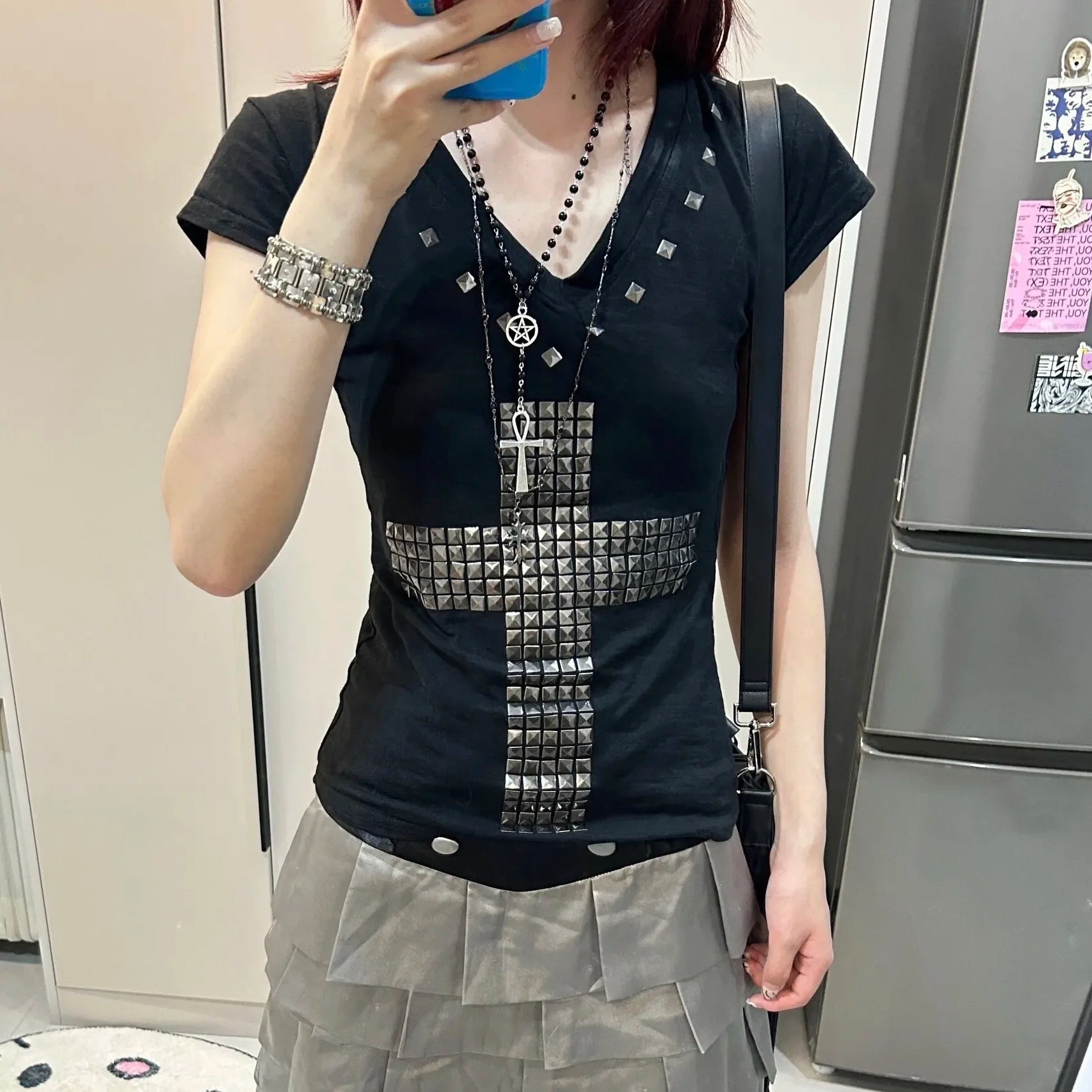 Karrram Japanisches Y2k Metal Cross Print T-Shirt Vintage Harajuku Kurzarm Sheer Tops Trashy 2000er V-Ausschnitt Streetwear Grunge So ist Leben