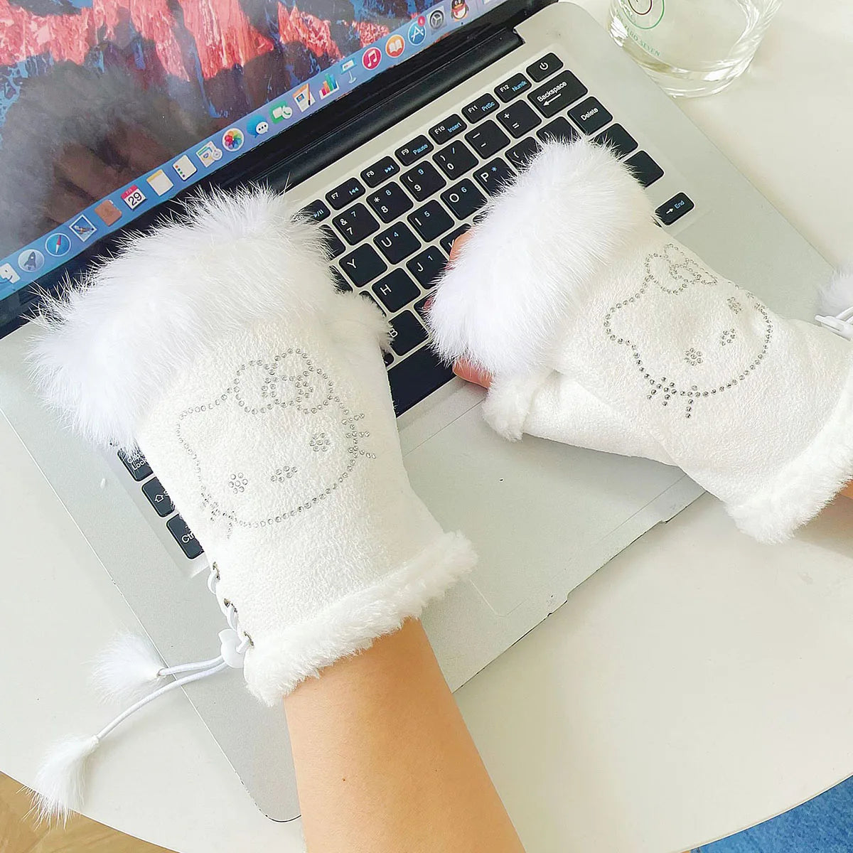Sanrio Hello Kitty Leder-Halbfinger-Handschuhe aus Kaninchenfell, warme Winter- und süße Handschuhe, die kältebeständige Handschuhe schreiben So ist Leben