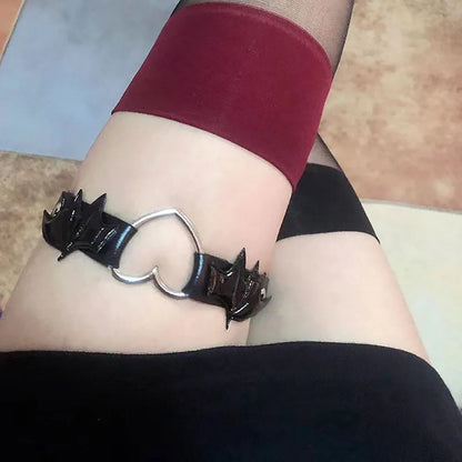 Sexy Mädchen Goth Vampir Herz Fledermaus Oberschenkel Strumpfgürtel Leder Schwarz Punk Bein Ring Loop Strap Gothic Zubehör Harness Hosenträger So ist Leben