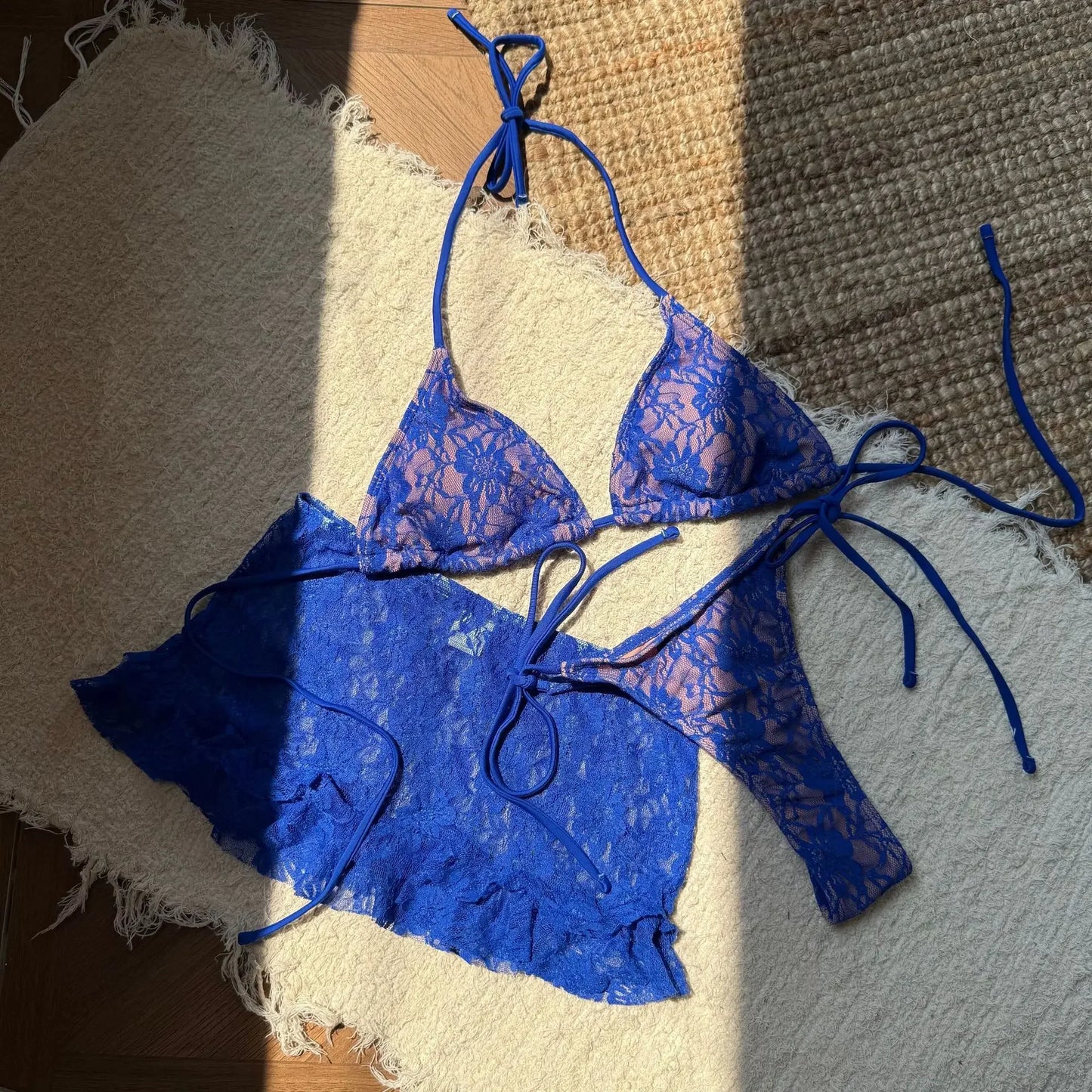 Sexy Spitze Micro Mini String Neckholder Krawatte Bikinis Sets 3 Stück mit Rüschen Minirock Schwarz Rot Farbe Bademode Badeanzug Badeanzug So ist Leben