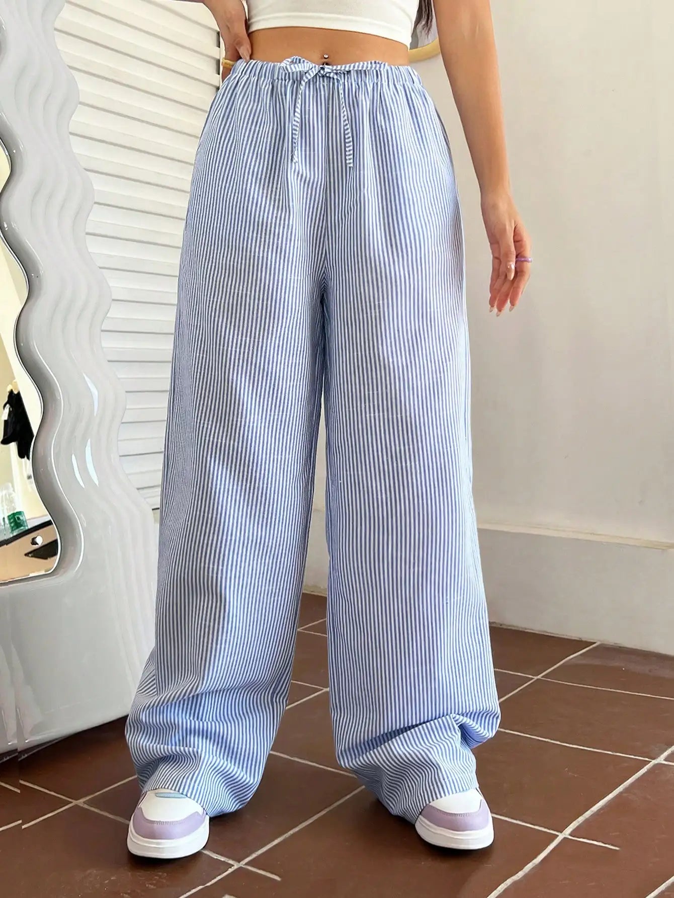 Blau-weiß gestreifte Hose mit weitem Bein, lässige Hose mit elastischem Bund und Kordelzug, lockere und bequeme Hose. So ist Leben